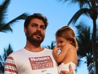 Com a filha nos braços, Thiago Lacerda desfila em evento infantil