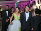 Paula Fernandes vai a baile de carnaval com vestido superdecotado