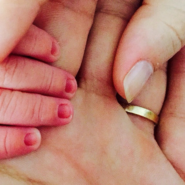 Mateus Solano posta foto com as mãos da mulher e do filho (Foto: Instagram / Reprodução)
