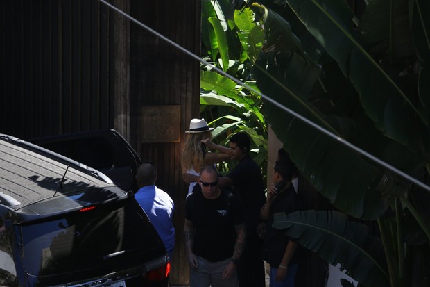 Kate Hudson chega ao hotel no Rio de Janeiro (Foto: Marcello Sá Barretto/AgNews)