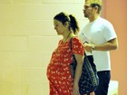 Com barrigão, Drew Barrymore é vista saindo de consultório médico
