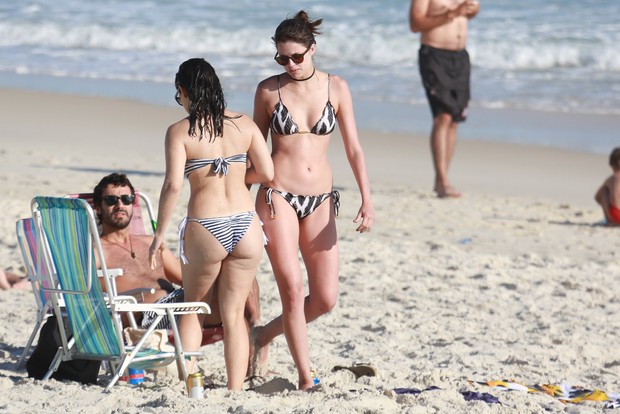 Agatha Moreira com amigos na praia (Foto: AgNews)