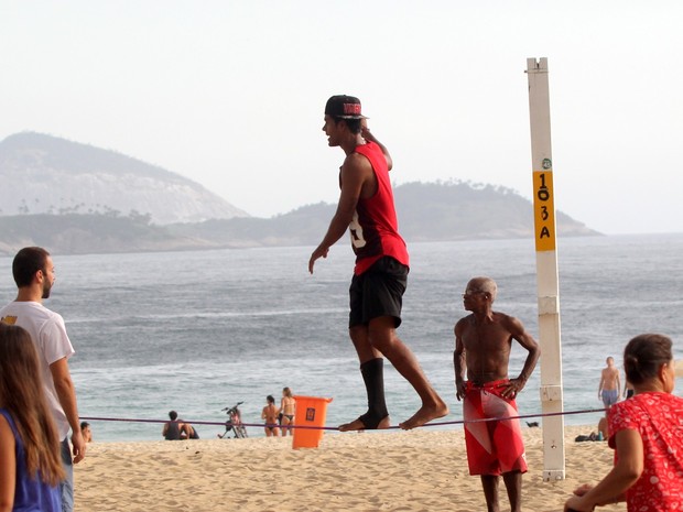 Marcello Melo Jr. praia slackline em praia na Zona Sul do Rio (Foto: J. Humberto/ Ag. News)
