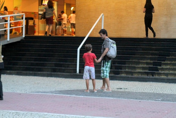 Bruno Mazzeo com o filho (Foto: Daniel Delmiro/Agnews)
