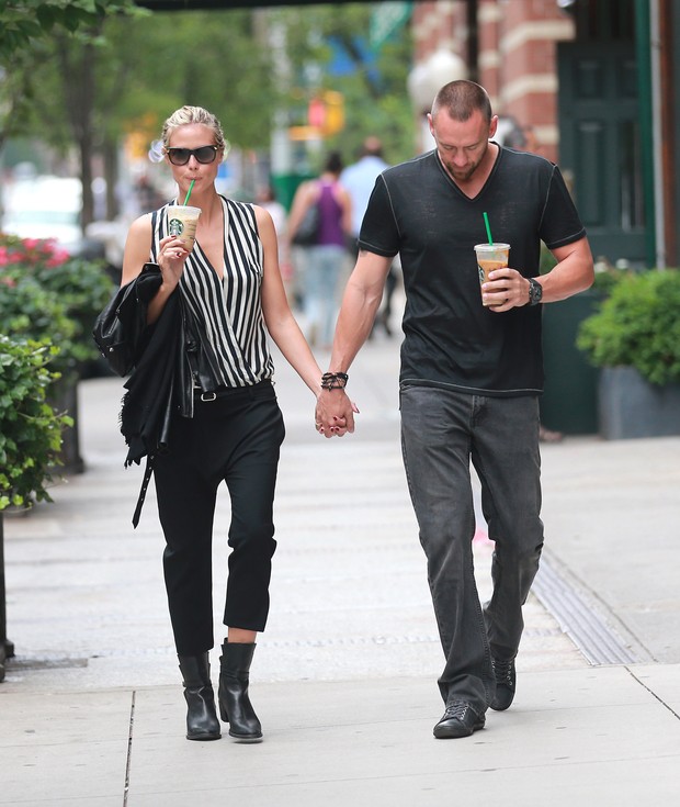 Heidi Klum com o namorado, Martin Kristen, em Nova York, nos Estados Unidos (Foto: Splash News/ Agência)