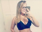 Ex-BBB Paulinha Leite posa de top e barriga de fora em selfie