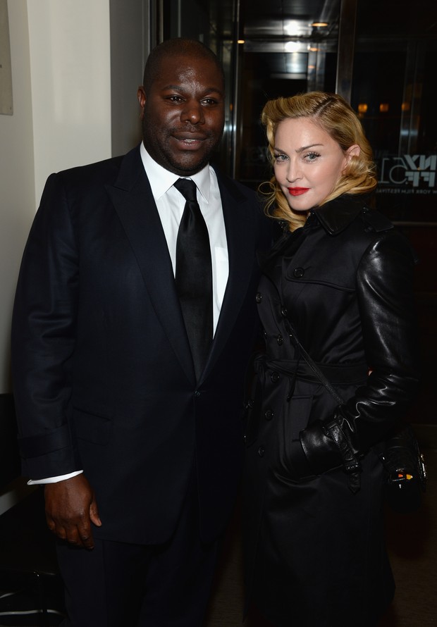 Diretor Steve McQueen e Madonna em première em Nova York, nos Estados Unidos (Foto: Dimitrios Kambouris/ Getty Images/ AFP)
