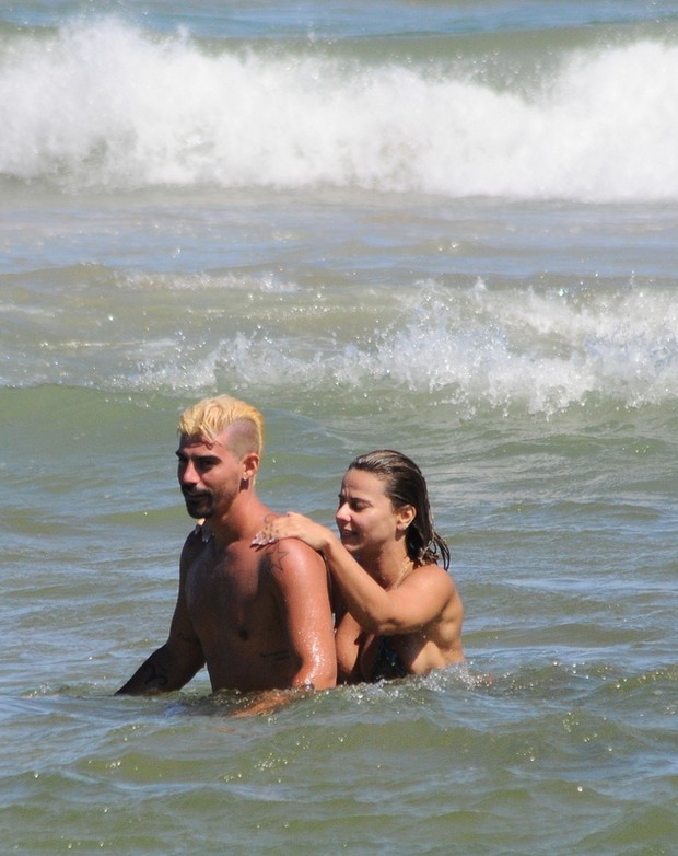 Viviane Araújo e namorado na praia em Búzios, RJ (Foto: Marcelo Dutra / FotoRioNews)