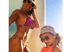 Scheila Carvalho posa de biquíni com a filha em dia de folga