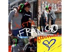 James Franco brinca com boatos de que é gay e posa beijando um homem