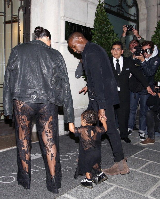 Kim Kardashian e Kanye West com a filha, North, em Paris, na França (Foto: Grosby Group/ Agência)