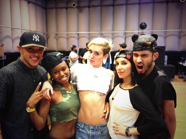 Miley Cyrus com sua equipe durante ensaio eme stúdio em Los Angeles, nos Estados Unidos (Foto: Reprodução / Facebook)