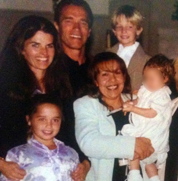 Mildred Baena aparece em foto antiga com Arnold Schwarzenegger e Maria Shiver e os filhos do casal (Foto: Reprodução)