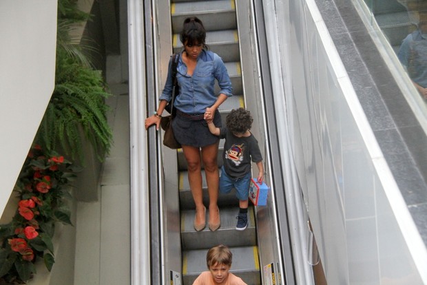 Danielle Suzuki passeia com o pequeno Kauê em shopping do Rio (Foto: Daniel Delmiro / AgNews)