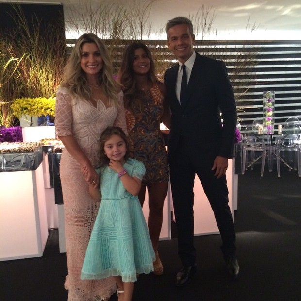 Flávia Alessandra com o marido, Otaviano Costa, e as filhas, Giulia e Olívia (Foto: Reprodução / Instagram)