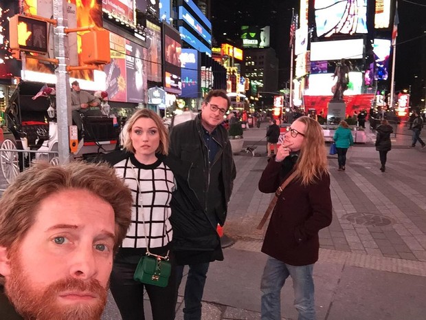 Macaulay Culkin passeia com amigos em NY (Foto: Instagram / Reprodução)