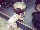 Com quase nove meses, filha de Perlla 'toca' bateria