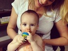 Ana Hickmann posta foto do filho sujo de papinha: 'Momento meleca'