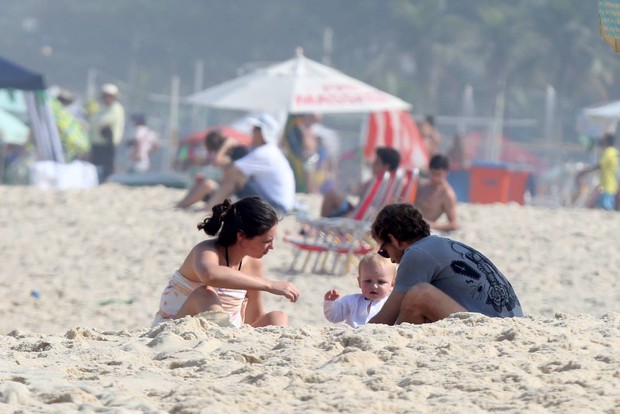 Principe de Monaco Andrea Casiraghi com familia na Praia de Ipanema (Foto: Delson Silva e André Freitas / Agnews)