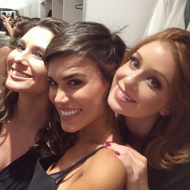 Lavínia Vlasak, Carla Salle e Marina Ruy Barbosa posa para selfie (Foto: Instagram/ Reprodução)