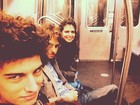 Debora Bloch anda de metrô com os filhos