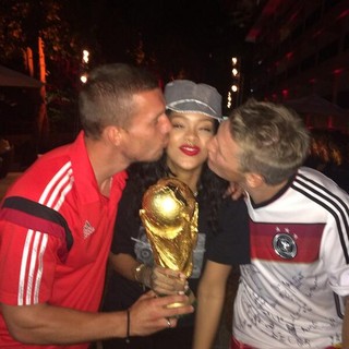 Rihanna com os jogadores com Podolski e Shweinsteiger (Foto: Twitter/ Reprodução)