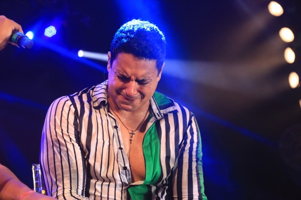 Xanddy se emociona e chora no palco (Foto: Fred Pontes/Divulgação)