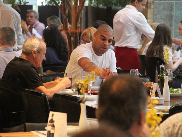 Adriano janta com amigos (Foto: Marcus Pavão / AgNews)