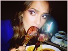 E a dieta? Jessica Alba devora pratão de carne