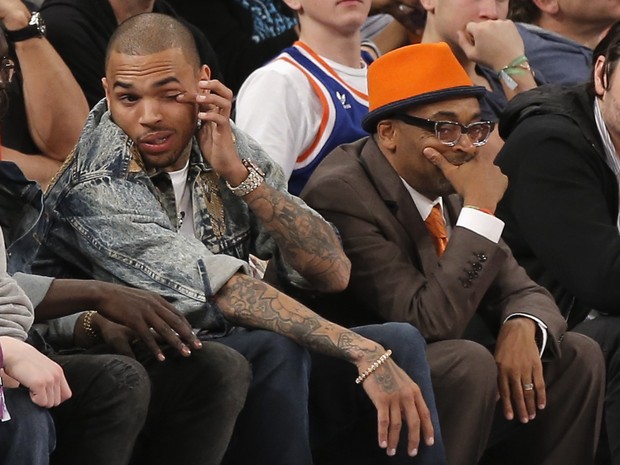 Chris Brown e o diretor Spike Lee assistem a jogo de basquete em Nova York, nos Estados Unidos (Foto: Ray Stubblebine/ Reuters)