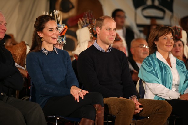 Kate Middleton usa botas, jeans e casaco em dia de chuva. Duquesa de Cambridge participou de evento  ao lado do marido, o príncipe William  (Foto: Getty Image)