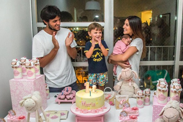 Felipe Simas e Mariana Uhlman comemoram um mês de vida da filha (Foto: Reprodução do Instagram)