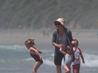 Jennifer Garner curte dia à beira-mar com a família