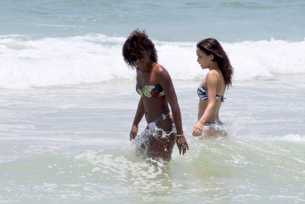 Erika Januza e Carol Macedo na praia da Barra da Tijuca, RJ (Foto: Wallace Barbosa/AgNews)