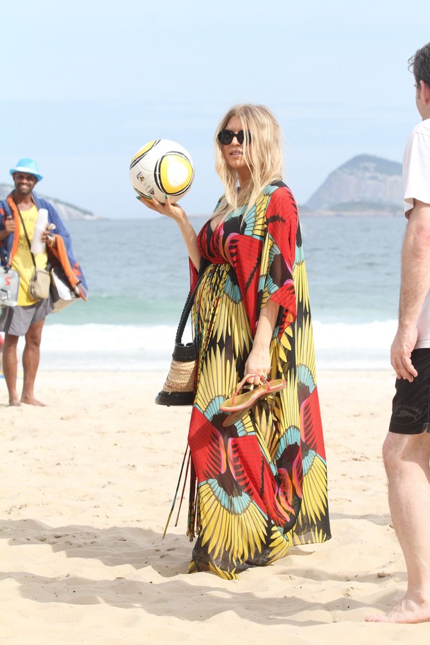 Fergie na praia de Ipanema (Foto: Wallace Barbosa e André Freitas / AgNews)
