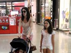 Babi Xavier passeia com a filha em shopping no Rio