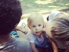 Carolinie Figueiredo posta foto com a filha em parque carioca