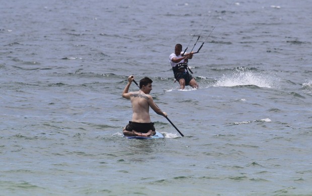 Di Ferrero faz Stand Up Paddle na praia da Barra da Tijuca, RJ (Foto: Dilson Silva / Agnews)