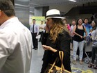 Giovanna Antonelli usa chapéu para evitar flashes em aeroporto
