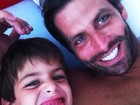 Henri Castelli posta foto ao lado do filho: 'Não aguento de saudade'