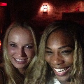 Serena Williams e Caroline Wozniacki em festa em Nova York, nos Estados Unidos (Foto: Instagram/ Reprodução)
