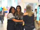 Viviane Araújo embarca em aeroporto do Rio e faz a alegria de fã