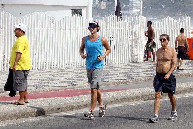 Reynaldo Gianecchini corre na orla (Foto: JC Pereira / AgNews)