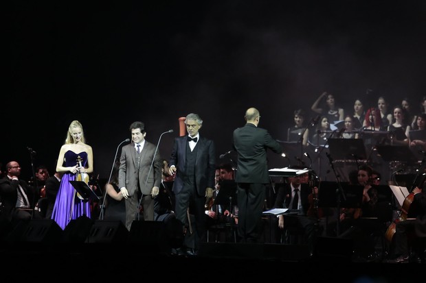Daniel canta com Andrea Bocelli e a violinista Caroline Campbell (Foto: Rafael Cusato/Brazil News)