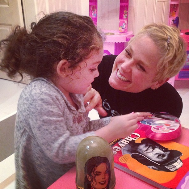 A pequena Maysa brinca com Xuxa (Foto: Instagram/ Reprodução)