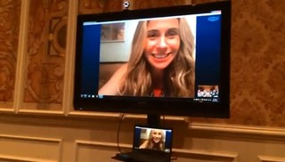 Giovanna Antonelli conversa por Skype (Foto: Juliana Maselli / EGO)