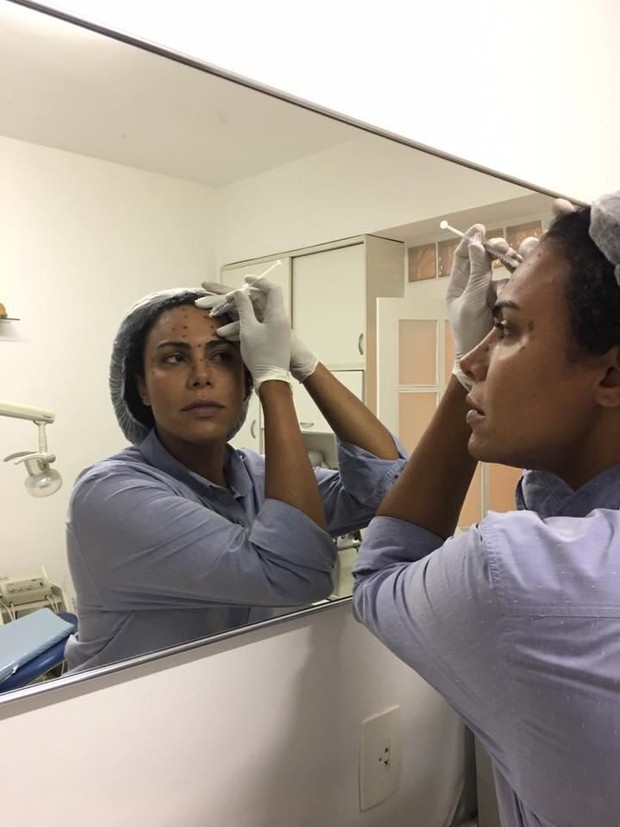 Ava Simões aplicando botox em seu consultório (Foto: Arquivo pessoal)