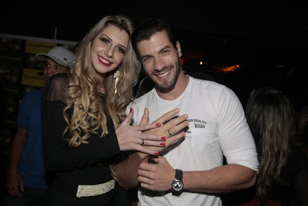 Ex-BBBs Tatiele e Roni mostram aliança de noivado (Foto: Caio Duran/Agnews)