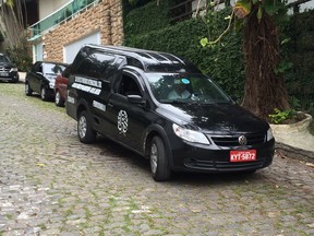 Carro de funerária na casa de Miele em São Conrado, no Rio (Foto: EGO)