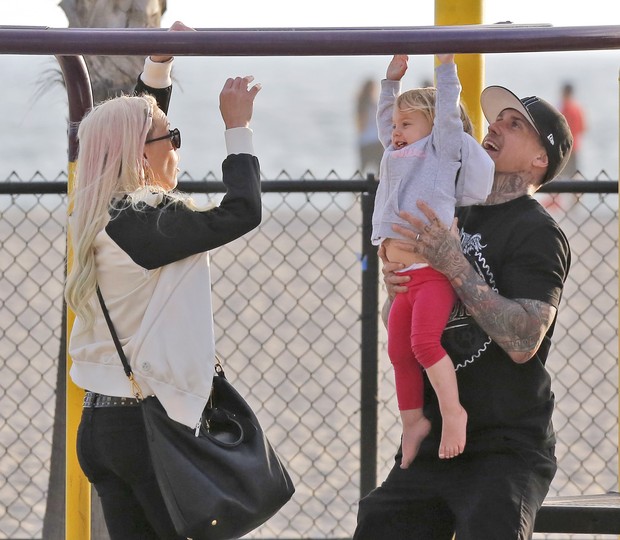 Pink com a filha, Willow, e o marido, Carey Hart , em praia na Califórnia, nos Estados Unidos (Foto: Splash News/ Agência)